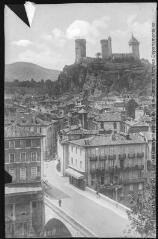 336. Foix : entrée de la ville, côté de la gare. - Toulouse : édition Pyrénées-Océan, Labouche frères, [entre 1937 et 1950]. - Carte postale