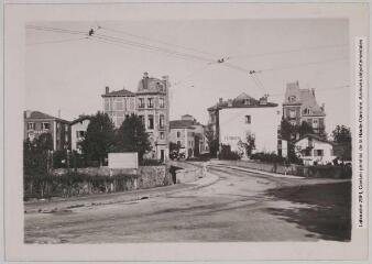 [Hendaye : pont et entrée de la ville]. - Toulouse : maison Labouche frères, [entre 1900 et 1940]. - Photographie