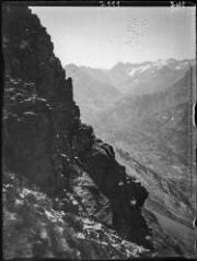 Haute vallée de l'Esera vue du Port Vieil. Vue depuis la crête frontière, du flanc ouest du Sauvegarde ou du port de Venasque. - août 1942.