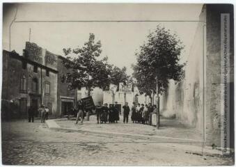 L'Aude. 397. Ginestas : la place après les manifestations viticoles. - Toulouse : maison Labouche frères, [1907]. - Photographie