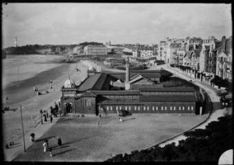 Biarritz (Pyrénées-Atlantiques) : front de mer (la Grande-Plage). - [entre 1900 et 1930]. - Photographie
