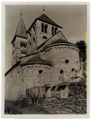 Saint-Aventin : église Saint-Aventin : l'abside, les absidioles et les deux clochers carrés (girouette) / J.-E. Auclair photogr. - [entre 1920 et 1950]. - Photographie