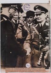 Avant le plébiscite du 10 avril : le maréchal Goering salué par Seyss-Inquart à l'aérodrome d'Aspern-Vienne / photographie France Presse Voir, Paris. - 28 mars 1938. - Photographie