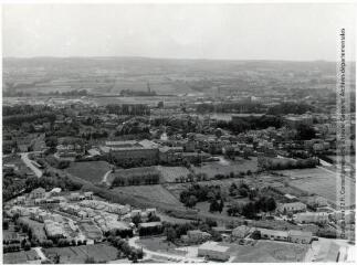 Castelnaudary (Aude) : vue générale orientée nord-sud : quartier à l'est (hôpital) / Jean Quéguiner photogr. - Juillet 1976. - Photographie