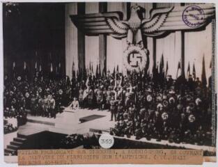 Hitler prononçant son discours, à Koenigsberg, en ouvrant la campagne du plébiscite sur l'Autriche / photographie Fulgur, Paris. - 27 mars 1938. - Photographie