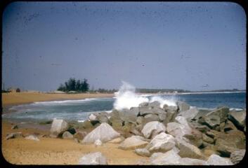 9706-9718. Abidjan : littoral, plage.