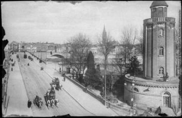 [Toulouse : tour du château d'eau et perspective du Pont-Neuf]. - Toulouse : maison Labouche frères, [entre 1900 et 1926]. - Photographie