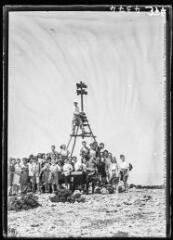 [Sortie pédagogique : Henri Gaussen et ses élèves sur un sommet (tour géodésique en bois)]. - [années 1940].