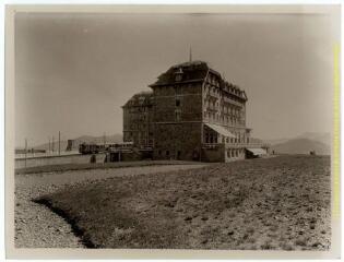Superbagnères (Saint-Aventin) : le grand Hôtel et le chemin de fer / J.-E. Auclair photogr. - [entre 1920 et 1950]. - Photographie