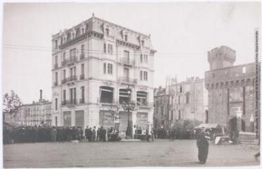 3. Perpignan : porte Notre-Dame : place du Castillet / photographie Henri Jansou (1874-1966). - Toulouse : maison Labouche frères, [entre 1900 et 1920]. - Photographie