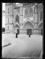 Poitiers : la cathédrale : portail central et rosace. - 22 juin 1910. - Photographie