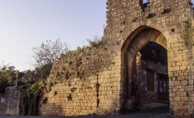 Domme : porte d'entrée de la bastide, maisons à l'intérieur du mur d'enceinte.