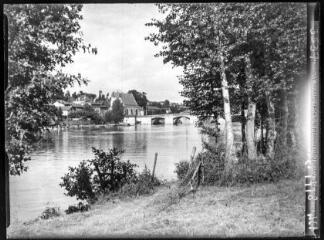 Saint-Junien : la Vienne, le pont et la chapelle Notre-Dame. - 8 juillet 1940.