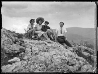 [Ariège : groupe de 4 jeunes sur des rochers (dont Maurice Gaussen)]. - [années 1940].