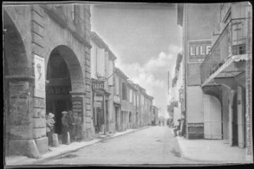 Le Gers. Jegun : l'avenue des Landes. - Toulouse : phototypie Labouche frères, [entre 1918 et 1937], tampon d'édition du 31 mars 1926. - Carte postale