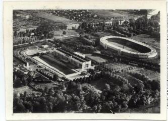 11. Toulouse, la ville rose : vue aérienne de la piscine municipale et stadium. - [Toulouse : éditions Labouche frères], marque Elfe, [entre 1937 et 1950]. - Carte