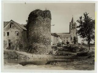 Sauveterre-de-Rouergue (Aveyron) : vestiges d'une tour accolée à une maison (ferme), église et mare aux canards / J.-E. Auclair photogr. - [entre 1920 et 1950]. - Photographie