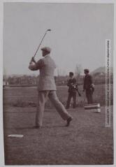 Les sports à Pau. 4. Le golf à la plaine de Billère : un joueur tirant. - Toulouse : maison Labouche frères, [entre 1900 et 1920]. - Photographie