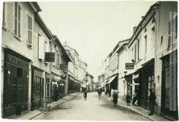 Le Gers. 2. L'Isle-Jourdain : la rue de Metz. - Toulouse : maison Labouche frères, [entre 1900 et 1940]. - Photographie