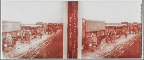 1437. Nixéville (Meuse) : halte de camions, [entre 1914 et 1918]. - Photographie