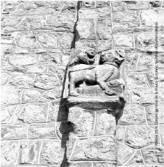 Saint-Aventin : église Saint-Aventin : taureau découvrant le corps de Saint-Aventin / Jean Ribière photogr. - [entre 1950 et 1970]. - Photographie
