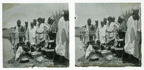 108. Cercle Mopti (Niger). Diaforabé. Démonstration de salage léger du poisson. A gauche un Bozo montre un petit modèle de claie que les indigènes devront construire pour faire sécher leurs poissons. - 16 juin 1923