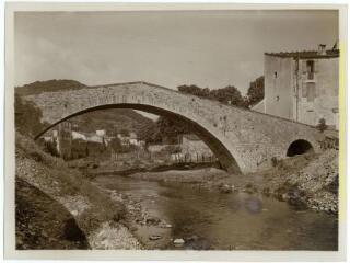 Lodève (Hérault) : pont de Montifort (15e siècle) sur la Soulondre / J.-E. Auclair photogr. - [entre 1920 et 1950]. - Photographie
