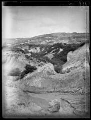[Vaucluse : Rustrel : les falaises d'ocre (Colorado provençal)] (excursion botanique en Provence). - Pentecôte 1936.