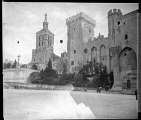 Avignon. 2 avril 1902. [Palais des Papes d’Avignon et cathédrale Notre-Dame des Doms].