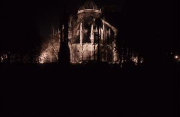 7 vues  - A 6477-6482. Paris : Notre-Dame (photographies de nuit). (ouvre la visionneuse)