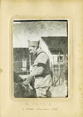 1 vue  - Portrait d\'un homme en pied de profil en habit militaire (B[ernard] Abadie), à Maixe (Lorraine). (ouvre la visionneuse)