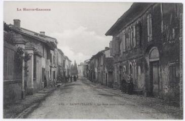 2 vues  - La Haute-Garonne. 499. Saint-Julien : la rue principale. - Toulouse : phototypie Labouche frères, marque LF au verso, [entre 1920 et 1950]. - Carte postale (ouvre la visionneuse)