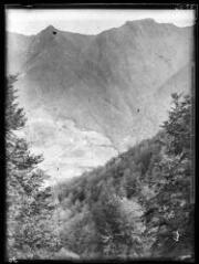 1 vue Soulane de Melles : hameau de Menjolet et pic de Pale Bidau depuis le chemin de l'ombrée de Melles. - 17 octobre 1923.