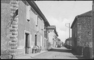 1 vue  - [Beauchalot : la Grande-rue]. - Toulouse : maison Labouche frères, [entre 1920 et 1940]. - Photographie (ouvre la visionneuse)