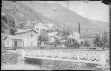 1 vue  - [Vallée de Luchon. Lège : le pont]. - Toulouse : maison Labouche frères, [entre 1900 et 1920]. - Photographie (ouvre la visionneuse)