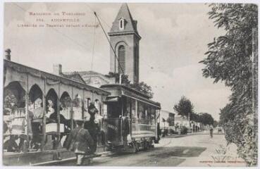 2 vues Banlieue de Toulouse. 104. Aucamville : l'arrivée du tramway devant l'église. - Toulouse : phototypie Labouche frères, [entre 1905 et 1925]. - Carte postale
