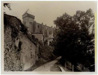 2 vues Saint-Bertrand-de-Comminges : la cathédrale vue du chemin de ronde (ensemble sud-ouest) / J.-E. Auclair photogr. - [entre 1920 et 1950]. - Photographie