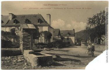 1 vue Les Pyrénées (1re série). 725. Antignac, près Luchon : intérieur du village : route de Luchon. - Toulouse : phototypie Labouche frères, [entre 1905 et 1918]. - Carte postale