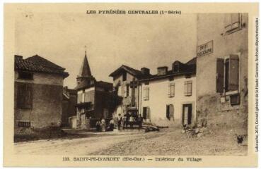 1 vue  - Les Pyrénées Centrales (1re série). 133. Saint-Pé-d\'Ardet (Haute-Garonne) : intérieur du village. - Toulouse : Labouche frères, [entre 1930 et 1937]. - Carte postale (ouvre la visionneuse)