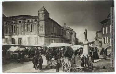 2 vues La Haute-Garonne. 1349. Nailloux : la place du Marché / photographie Henri Jansou (1874-1966). - Toulouse : maison Labouche frères, [entre 1905 et 1920]. - Photographie
