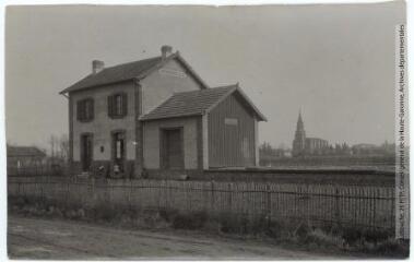 2 vues  - Haute-Garonne. 1678. Mondonville : la gare. - Toulouse : maison Labouche frères, [entre 1900 et 1940]. - Photographie (ouvre la visionneuse)