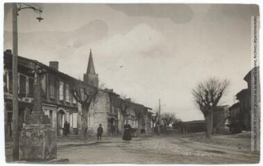 2 vues Haute-Garonne. 1907. Aussonne : la Grand'rue et la poste. - Toulouse : maison Labouche frères, [entre 1900 et 1940]. - Photographie