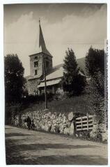2 vues - Vallée de Larboust : Cazeaux[-de-Larboust] : l\'église. - Toulouse : maison Labouche frères, [entre 1900 et 1940]. - Photographie (ouvre la visionneuse)