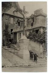 2 vues  - Vallée de Luchon : Cierp-de-Marignac [Cierp-Gaud] : le Christ et l\'escalier. - Toulouse : maison Labouche frères, [entre 1900 et 1940]. - Photographie (ouvre la visionneuse)