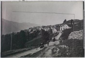 4 vues Les Pyrénées Centrales. 293. Environs de Luchon : village d'Artigue (alt. 1250 m.). - Toulouse : phototypie Labouche frères, [entre 1930 et 1937]. - Carte postale