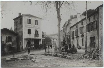 4 vues La Haute-Garonne. 1767. Aulon, près Aurignac : la place. - Toulouse : phototypie Labouche frères, marque LF au verso, [1911], tampon d'édition du 20 novembre 1918. - Carte postale