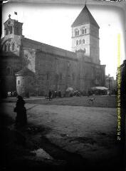 1 vue - Saint-Gaudens : église Saint-Pierre-et-Saint-Gaudens (ancienne collégiale) : ensemble nord-est. - [entre 1900 et 1920]. - Photographie (ouvre la visionneuse)
