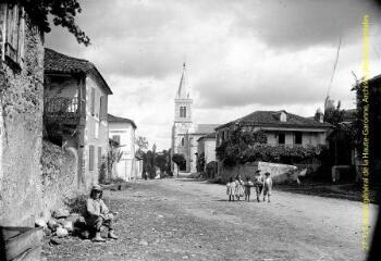 1 vue - Labroquère : rue principale : église Saint-Sébastien. - [entre 1900 et 1920]. - Photographie (ouvre la visionneuse)