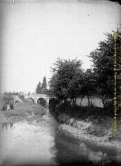 1 vue - Groupe de femmes près d\'un pont. - [entre 1900 et 1920]. - Photographie (ouvre la visionneuse)