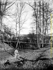 1 vue - Groupe d\'écoliers en pose au bord de l\'eau, près d\'une passerelle en bois. - [entre 1900 et 1920]. - Photographie (ouvre la visionneuse)